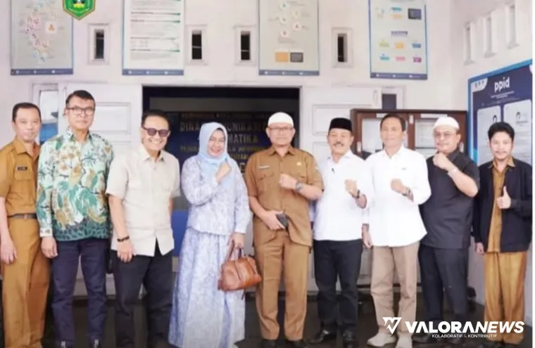 Ketua Komisi I DPRD Sumbar, Syawal dan rombongan, foto bersama dengan Ampera Salim (Kadis Kominfo Padang Panjang) dan jajaran, usai peninjauan implementasi SPBE, Selasa. (humas)