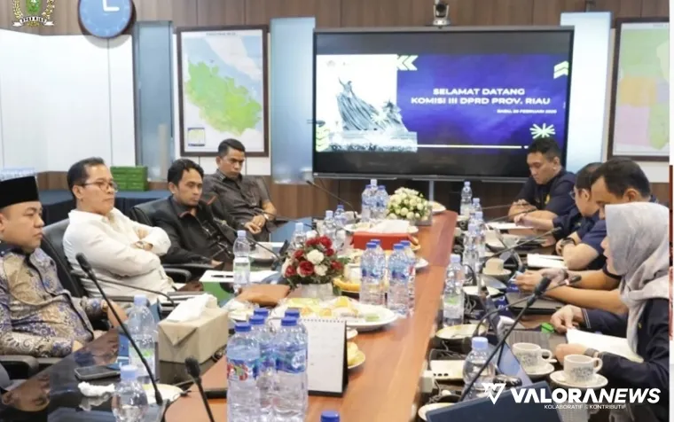 Ketua Komisi III DPRD Riau, Edi Basri dan anggota lainnya, dialog dengan Direktur Dana dan Jasa BRK Syariah, MA Suharto beserta jajaran di Menara Dang Merdu BRK Syariah, Rabu. (humas)