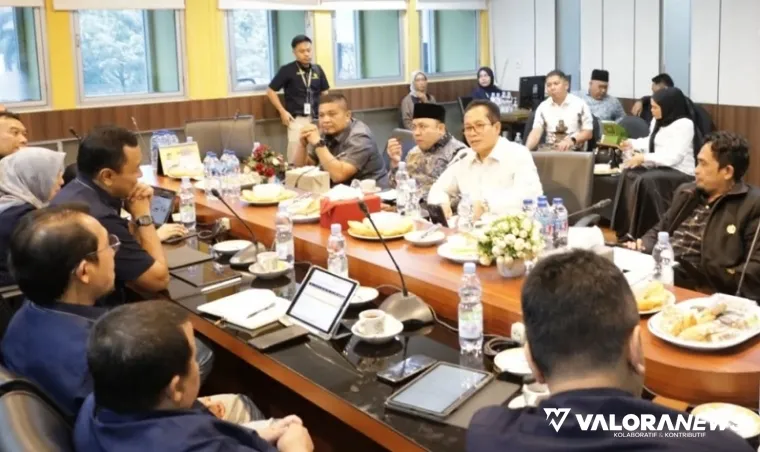Ketua Komisi III DPRD Riau, Edi Busri dan jajaran, dialog dengan Kepala Kanwil DJP Riau, Ardianto Basuki di kantor DJP Riau, Rabu. (humas)