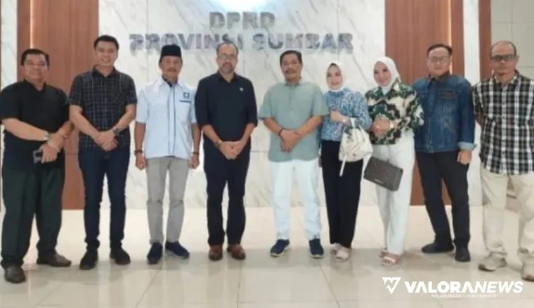 Plt Sekwan Sumbar, Maifrizon (tengah) foto bersama dengan rombongan Komisi IV DPRD Bengkulu yang pelajari pola penganggaran kesiapsiagaana bencana, Jumat. (humas)