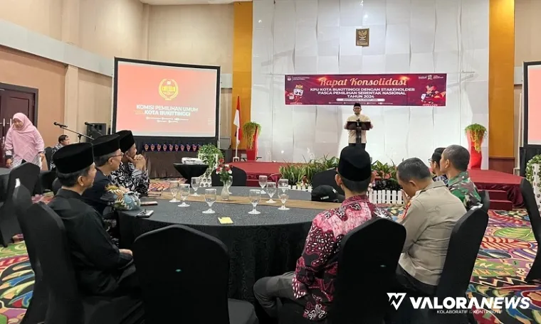 Wawako Bukittinggi, Ibnu Azis memberikan sambutan pada kegiatan Rapat Konsolidasi KPU Bukittinggi dengan stakeholder pascapemilihan serentak nasional tahun 2024, Jumat. (hamriadi)