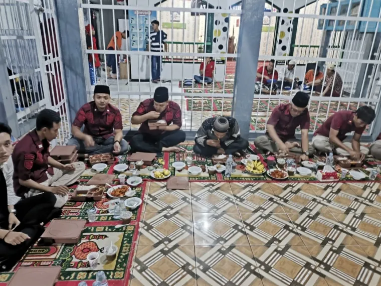 Pimpinan Lapas Talu dan jajaran, gelar buka puasa bersama WBP, Kamis. (robbi irwan)