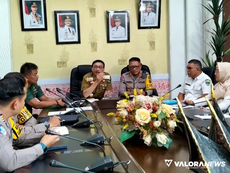 Bupati Hendrajoni didampingi Kapolres Pessel, saat menggelar jumpa wartawan, terkait kesiapan Pemkab, dalam menyambut Pemudik, dan wisatawan, yang berkunjung ke Pesisir Selatan, pada libur lebaran 2025, di Painan, Rabu (26/3/2025). FOTO: tusrisep