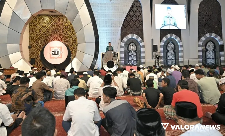 Gubernur Sumbar, Mahyeldi jadi penceramah Ramadhan di Masjid Raya Syekh Ahmad Khatib Al-Minangkabawi, Jumat. (humas)