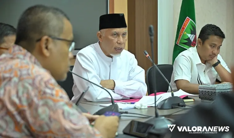 Gubernur Sumbar, Mahyeldi didampingi Vasko Ruseimy (Wagub) memimpin rapat pembahasan kebijakan efisiensi anggaran pada tahun 2025 ini di ruang rapat gubernuran, Sabtu. (humas)