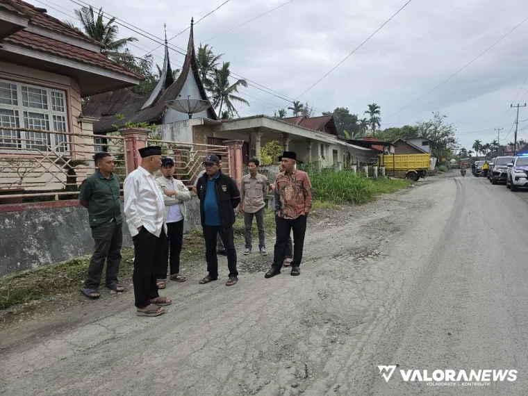 Gubernur Sumbar, Mahyeldi didampingi bupati dan wakil bupati Limapuluh Kota serta jajaran, meninjau pengerjaan perbaikan ruas jalan Payakumbuh-Sitingkai di Kenagarian Labuah Gunuang, Kabupaten Limapuluh Kota, Jumat.  (humas)