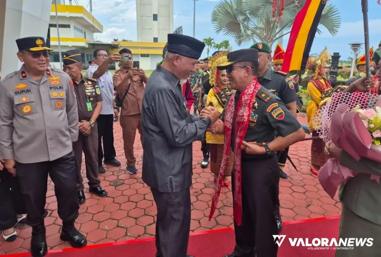 Gubernur Sumbar, Mahyeldi kalungkan songket syal pada Brigjen TNI Mahfud yang mengemban tugas sebagai Danrem 032/WBR yang baru, Selasa. (humas)