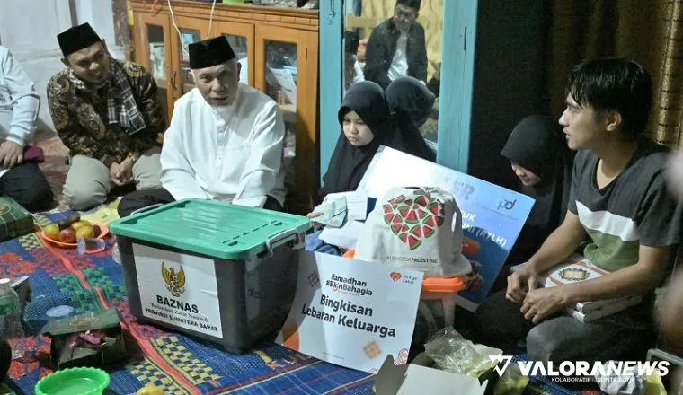 Gubernur Sumbar, Mahyeldi serahkan secara simbolis bantuan bedah rumah untuk keluarga Rio Tri Putra di Jorong Pinang Balirik, Nagari Pakan Rabaa, Kecamatan Koto Parik Gadang Diateh (KPGD), Rabu. (humas)