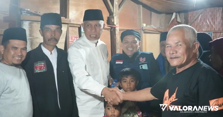 Gubernur Sumbar, Mahyeldi santap sahur bersama keluarga Nuraniah di Nagari Taratak Tangah, Kecamatan Lembah Gumanti, Senin pagi. (humas)