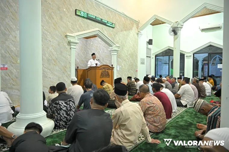 Gubernur Sumbar, Mahyeldi serahkan secara simbolis bantuan hibah saat safari Ramadhan di Masjid Al Muhajirin, Kompleks Wisma Indah III, Parupuk Tabing, Kota Padang, Sabtu malam. (humas)