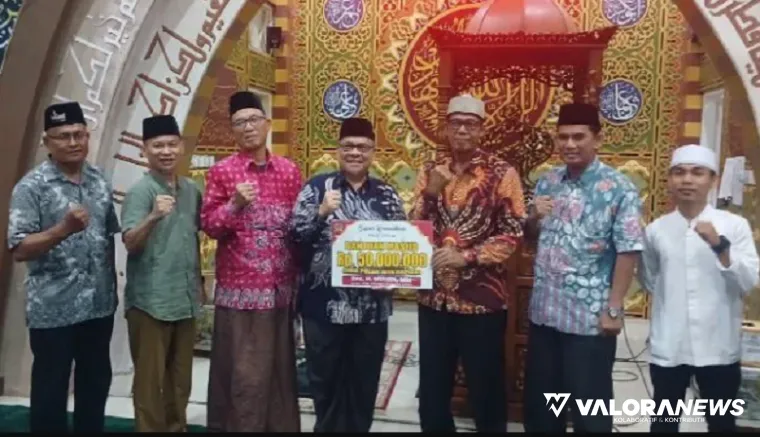 Ketua DPRD Sumbar, Muhidi foto bersama dengan pengurus Masji Darusalam di Jl Kolam Indah Raya No 1, Mata Air, Kecamatan Padang Selatan, usai penyerahan hibah sebesar Rp50 juta, Senin malam. (humas)