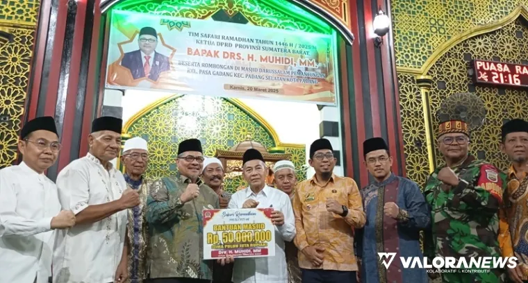 Ketua DPRD Sumbar, Muhidi serahkan bantuan hibah pada pengurus Masjid Darussalam Pemancungan, Kelurahan Pasa Gadang, Kecamatan Padang Selatan, Padang, Kamis. (humas)