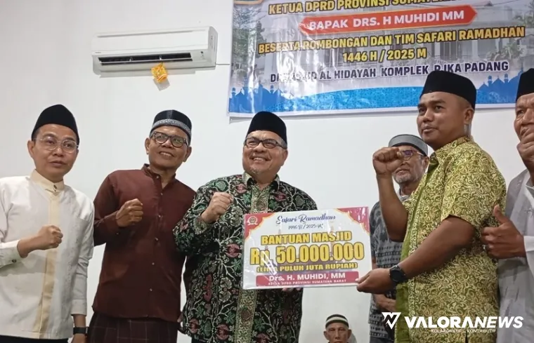 Ketua DPRD Sumatera Barat, Muhidi serahkan bantuan hibah dari Pemprov Sumbar sebesar Rp50 Juta pada pengurus Masjid Al Hidayah, Kompleks PJKA, Kelurahan Sawahan, Kecamatan Padang Timur, Selasa. (humas)