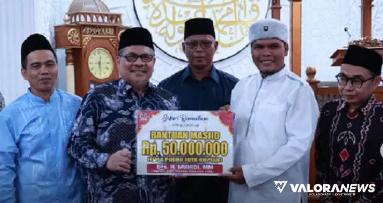 Ketua DPRD Sumatera Barat, Muhidi menyerahkan secara simbolis bantuan hibah pemprov Sumbar pada  pengurus Mesjid Al Muhajirin, Perumahan Nuansa Indah III, Kelurahan KPIK, Kecamatan Koto Tangah, Kota Padang, Ahad. (humas)