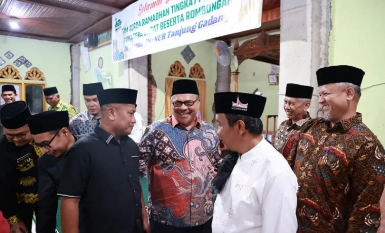 Ketua DPRD Sumbar, Muhidi dialog santai dengan pengurus masjid An Nur di Jorong Koto Ranah, Nagari Tanjung Gadang, Kabupaten Sijunjung, pada agenda safari Ramadhan Pemprov Sumbar, Sabtu malam. (humas)