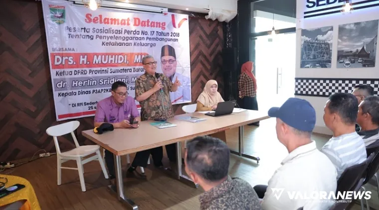Ketua DPRD Sumbar, Muhidi sosialisasikan Perda Sumatera Barat No 17 Tahun 2018 tentang Ketahanan Keluarga bersama warga Kelurahan Rimbo Kaluang dan sejumlah warga dari Kecamatan Kuranji, Selasa. (humas)