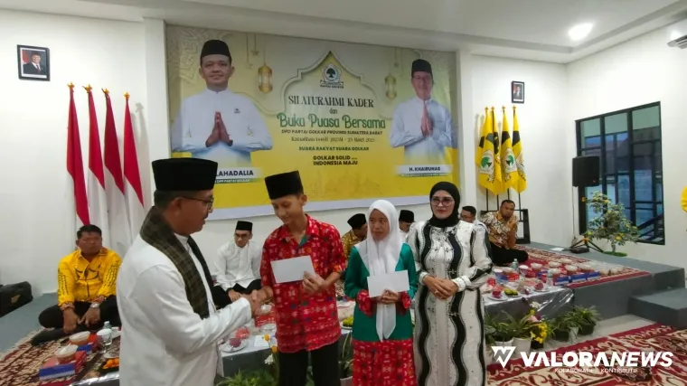 Ketua Partai Golkar Sumbar,  Khairunnas menyerahkan santunan ke anak panti pada kegiatan buka bersama, Ahad sore. (veri rikiyanto)