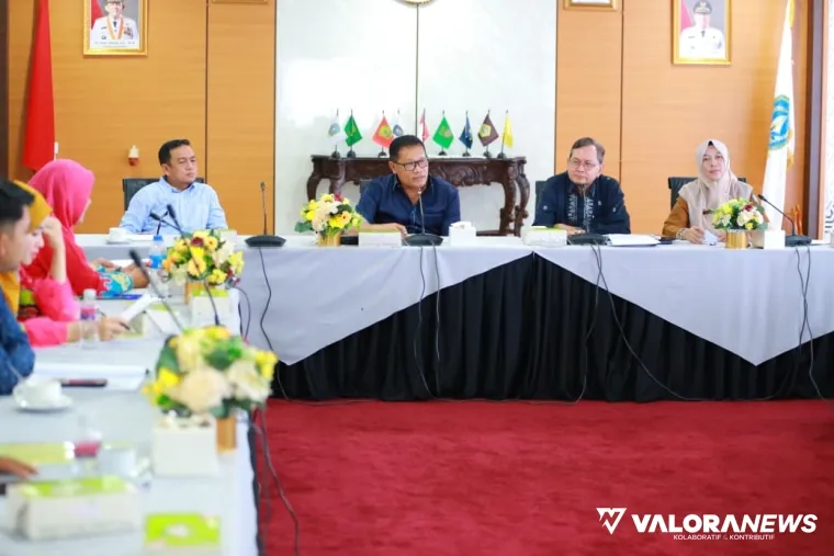 Ketua Pansus Ranperda Perlindungan dan Pemenuhan Hak Penyandang Disabilitas DPRD Riau, Robin P Hutagalung dialog dengan Wakil Ketua II DPRD Kepri, Tengku Afrizal Dahlan, di Graha Kepri, Otorita Batam, Senin. (humas)