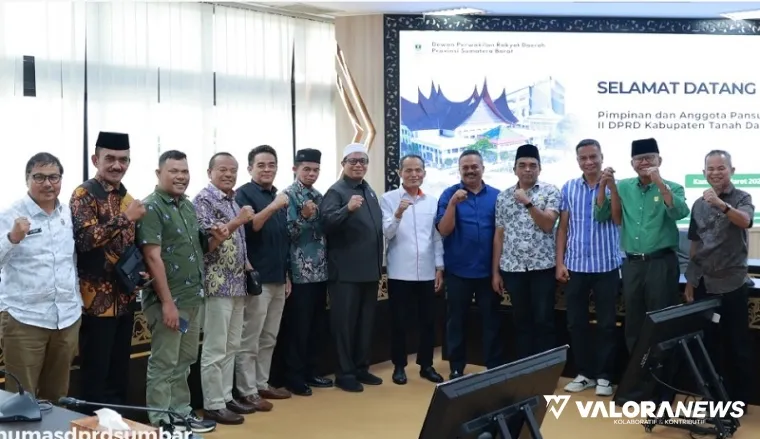 Ketua Komisi III DPRD Sumbar, Mockhlasin foto bersam dengan pimpinan dan anggota Pansus II LKPj Bupati Tanah Datar Tahun 2024, di ruang khusus 1, Rabu. (humas)