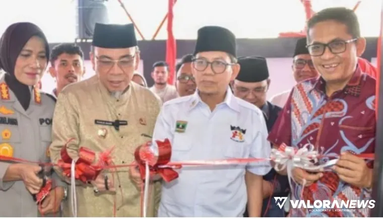 Wakil Ketua DPRD Sumbar, Evi Yandri Rajo Budiman (kanan) ikut meresmikan gedung baru Panti Sosial ODGJ Pelita Jiwa Insani, di Jalan Lolo Kasik Kelurahan Gunung Sarik, Kecamatan Kuranji, Kota Padang, Jumat.  (humas)
