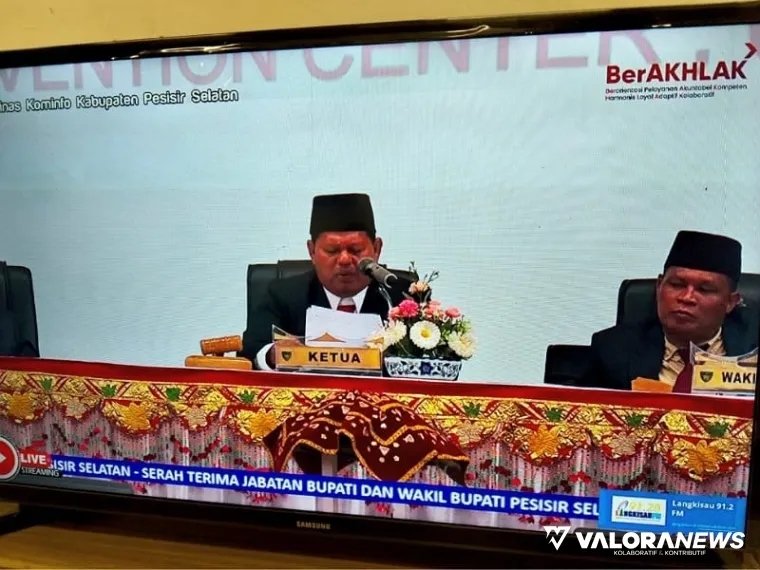 Ketua DPRD Pessel, Darmansyah, memberikan sambutan dalam gelaran Rapat Paripurna Istimewa Sertijab Bupati Pessel 2025 - 2030 di Painan, Senin (3/3/2025). FOTO: tusrisep