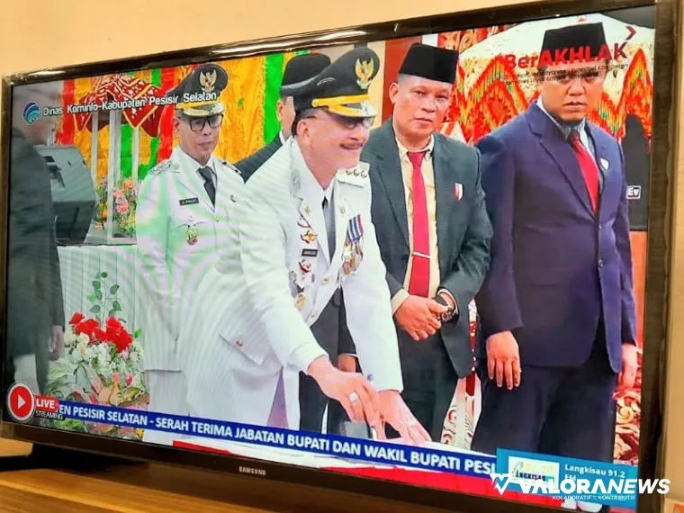 Bupati Hendrajoni didampingi Wakil Bupati Risnaldi, menandatangi berita acara Sertijab Bupati 2025 - 2030 di Rapat Paripurna Istimewa DPRD Pessel, di Painan, Senin (3/3/2025). FOTO: tusrisep