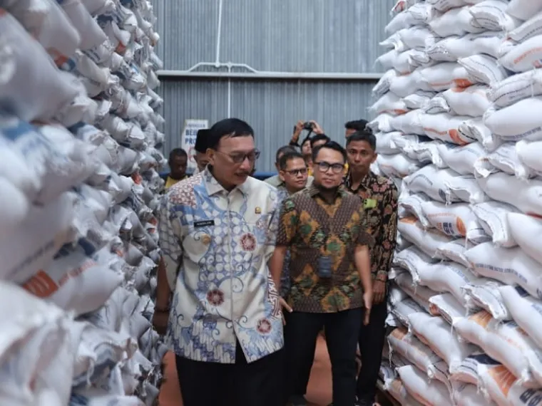 Bupati Hendrajoni dan Kepala Bulog Sago Pessel, Jul Hendri melakukan pengecekan stok pangan di gudang Bulog Sago, Painan, Kamis (20/3/2025). FOTO: Dok Diskominfo Pessel