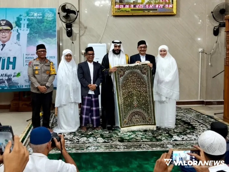 Syekh Abdurrahman Al Ausy, menghadiahkan sajadah sholatnya ke Bupati Hendrajoni, usai Acara Sholat Isya dan Tarwih Ramadan bersama masyarakat, di di Masjid Akbar Baiturahman, Painan, Kamis (27/3/2025) malam. FOTO: tusrisep