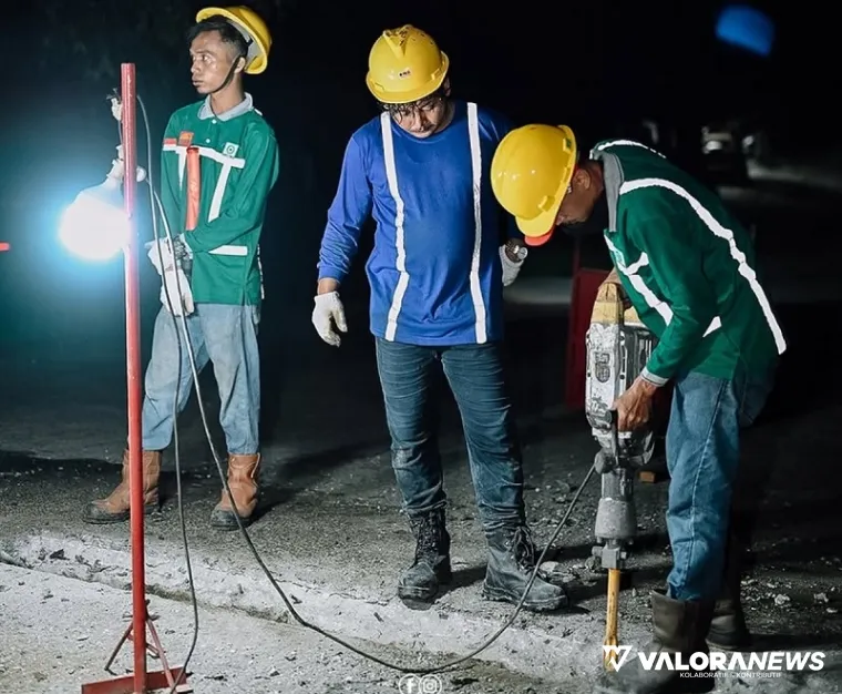Pekerja tengah melakukan penambalan jalan yang berlubang di Jl Ahmad Dahlan, Pekanbaru, Rabu malam. (humas)