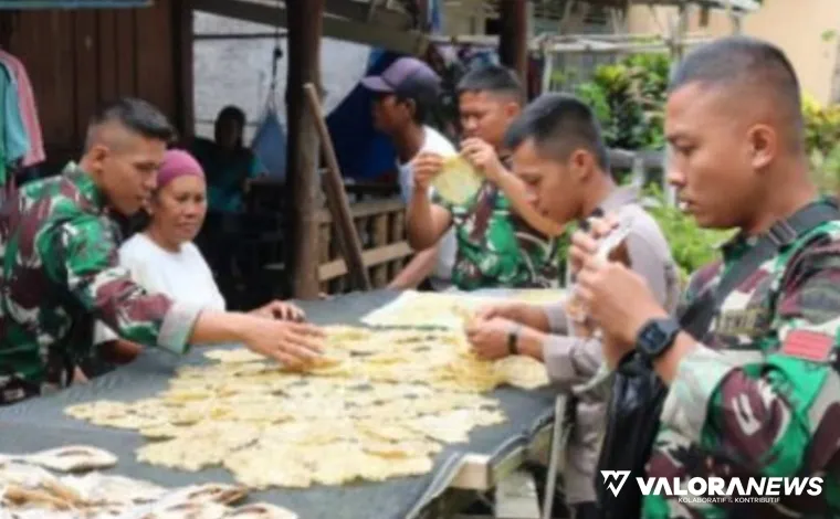 Personel Satgas TMMD ke-123 Mentawai, memberikan pendampingan pada warga Dusun Jati, Tua Pejat dalam mengolah jengkol jadi kerupuk, Selasa. (humas)