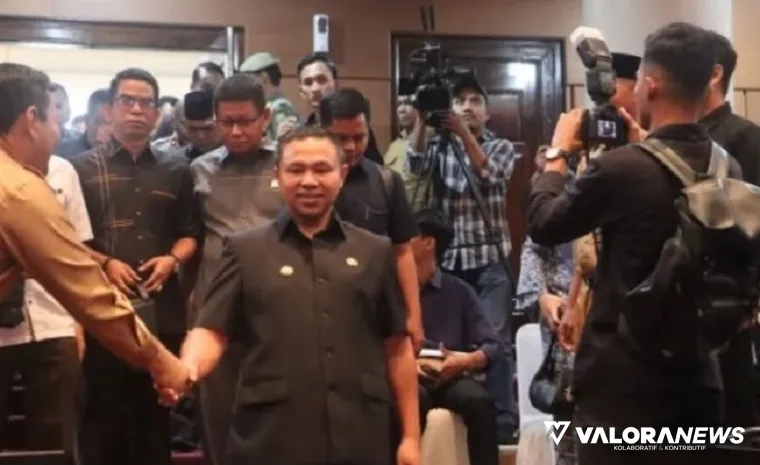 Gubernur Riau, Abdul Wahid saat memasuki ruang rapat paripurna DPRD Riau dengan agenda pidato perdana Gubernur Riau periode 2025-2030, Senin. (humas)