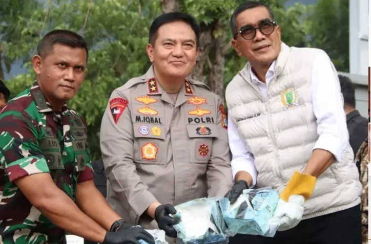 Wakil Ketua DPRD Riau, Perisman Ikhwan bersama Irjen Pol Muhammad Ikhwan (Kapolda Riau) serta Forkopimda, memusnahkan barang bukti narkoba jenis sabu di Mal Pelayanan Publik (MPP) Kota Pekanbaru. (humas)