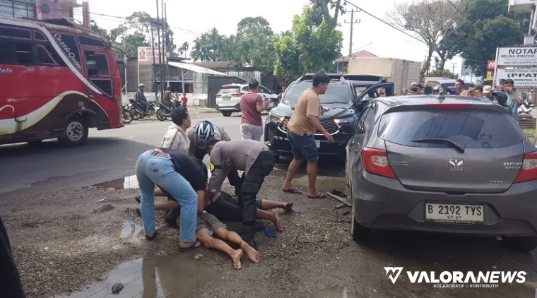 Sementara, kendaraan yang digunakan pelaku, dititip di Polres Pasaman Barat karena mengalami kerusakan berat akibat menabrak besi blokade jalan. (*)
