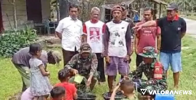 Personel Satgas TMMD ke-123 Mentawai, tengah menguji coba aliran air bersih di rumah warga Desa Nem-nem Leleu, Rabu. (daniwarti)