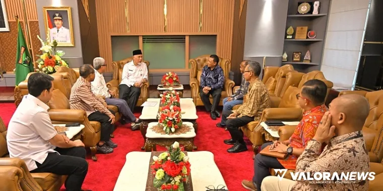 Gubernur Sumbar, Mahyeli bersama Dirut PT Garam, Abraham Mose dialog tentang rencana peningkatan produksi garam dari Sumbar, di Kantor Gubernur Sumbar, Rabu. (humas)