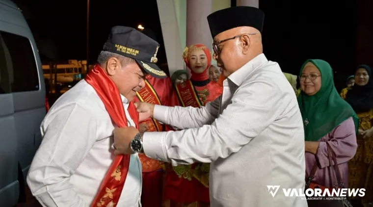 Bupati Agam, Benni Warlis disambut pimpinan OPD di BIM, usai mengikuti agenda retreat di Akmil Magelang, Jumat malam. (humas)