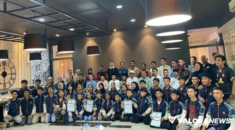 Ketua Umum Pengprov Inkado Sumbar, Evi Yandri didampingi jajaran pengurus, foto bersama dengan karateka Inkado yang bertarung di Kejurnas 2025 usai buka bersama sekaligus penyerahan bonus, Senin malam. (mangindo kayo)