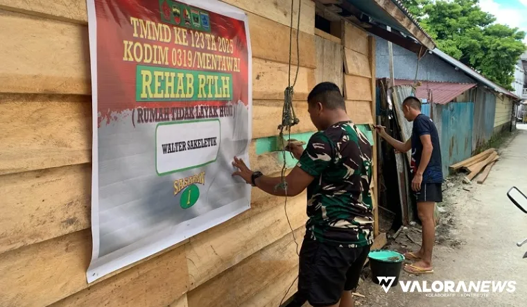 Personel Satgas TMMD ke-123 Mentawai, tengah melakukan pengecatan rumah Walter Sakeletuk, yang merupakan penerima manfaat kegiatan rehab RTLH, Ahad. (humas)