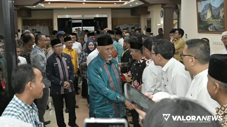 Gubernur Sumbar, Mahyeldi menyalami pimpinan OPD di Pemprov Sumbar yang menyambut kedatangannya di VIP BIM, Jumat malam. (humas)