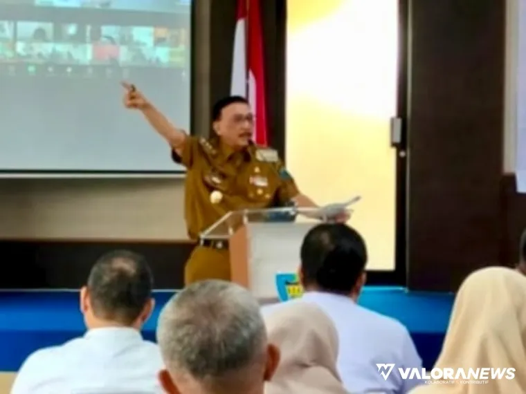 Bupati Hendrajoni memberikan sambutan dalam Forum Konsultasi Publik RPJMD Kabupaten Pessel Tahun 2025 - 2029, di Gedung Pertemuan Kantor Bapedalitbang Pessel, di Sago, Painan, Rabu (12/3/2025). FOTO: tusrisep