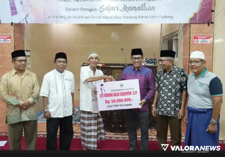 Wakil Ketua DPRD Sumbar, Evi Yandri serahkan secara simbolis bantuan hibah Pemprov Sumbar pada pengurus Masjid Syariatul Ihsan, Berok Nipah, Kecamatan Padang Barat, Sabtu malam. (humas)
