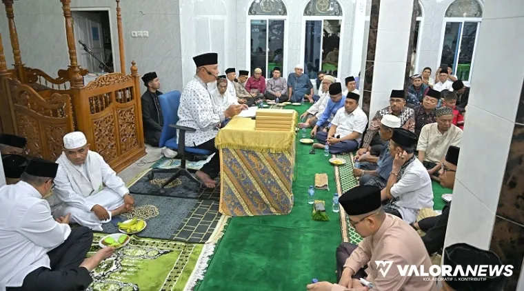 Gubernur Sumbar, Mahyeldi memberikan sambutan pada kegiatan Safari Ramadhan di Baiturrahman Banto Darano, Kelurahan Campago Guguk Bulek, Kecamatan Mandiangin Koto Selayan, Rabu malam.  (humas)