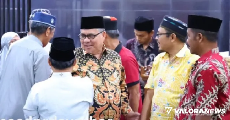 Ketua DPRD Sumbar, Muhidi dialog ringan dengan jemaah Masjid Al Manar Dadok Tunggul Hitam, Kecamatan Koto Tangah, usai kegiatan Safari Ramadhan Pemprov Sumbar, Ahad malam. (humas)