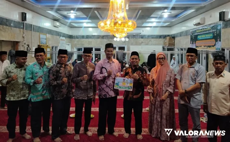 Ketua DPRD Padang, Muharlion menyerahkan bantuan hibah sebesar Rp15 juta pada pengurus Mesjid Nurul Washillah di Kelurahan Olo, Rabu malam. (humas)