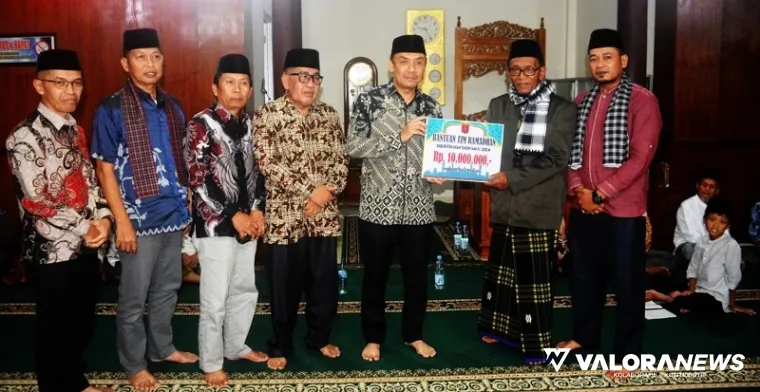 Wakil Bupati Agam, Muhammad Iqbal menyerahkan secara simbolis bantuan hibah sebesar Rp10 juta pada pengurus Masjid Al Karim Koto Kaciak, Nagari Koto Kaciak, Kecamatan Tanjung Raya, Sabtu. (humas)