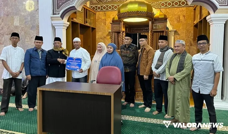 Komandan Kodim 0304 Agam, Letkol Arm Bayu Arditya Nugroho melalui Kapten Inf Rudi Candra serahkan bantuan hibah dari Pemko Bukittinggi untuk honor penceramah pada pengurus masjid, Kamis. (hamriadi)