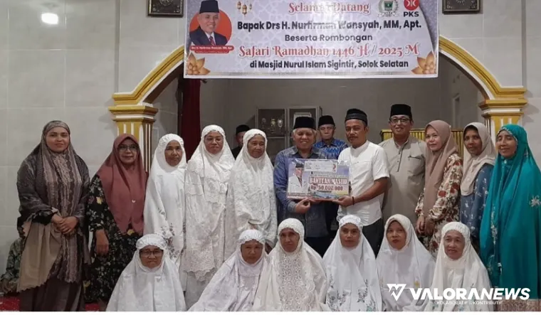 Anggota DPRD Sumbar, Nurfirmanwansyah foto bersama dengan pengurus dan jemaah Masjid Nurul Islam, Nagari Pasir Talang Timur Kecamatan Sungai Pagu, Rabu. (humas)