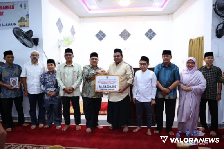 Ketua DPRD Sumbar, Muhidi menyerahkan bantuan hibah sebesar Rp50 juta dan 10 mushaf al Quran pada pengurus Masjid Al Ikhlas pada kegiatan Safari Ramadhan, Senin. (humas)
