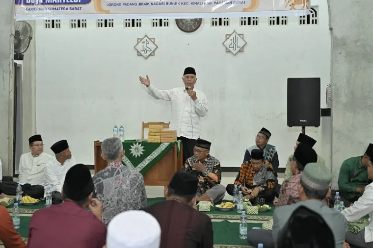 Gubernur Sumbar, Mahyeldi memberikan sambutan di Masjid Taqwa Muhammadiyah Padang Jiraik pada agenda kunjungan safari ramadhan Pemprov Sumbar, Kamis malam. (humas)