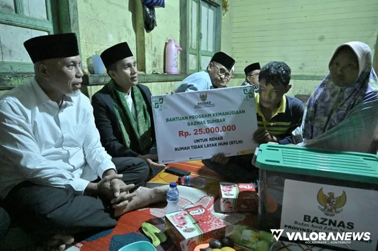 Gubernur Sumbar, Mahyeldi serahkan bantuan bedah rumah untuk keluarga Ali Agusman di Sawah Liek, Batagak, Sungai Pua, Senin dinihari. (humas)